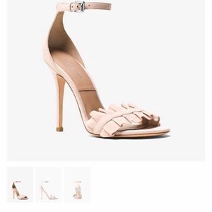 Too small for my wide feet, more for narrow feet